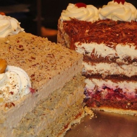 Fruchtkuchen mit Sahne und Beeren auf goldener Oberfläche