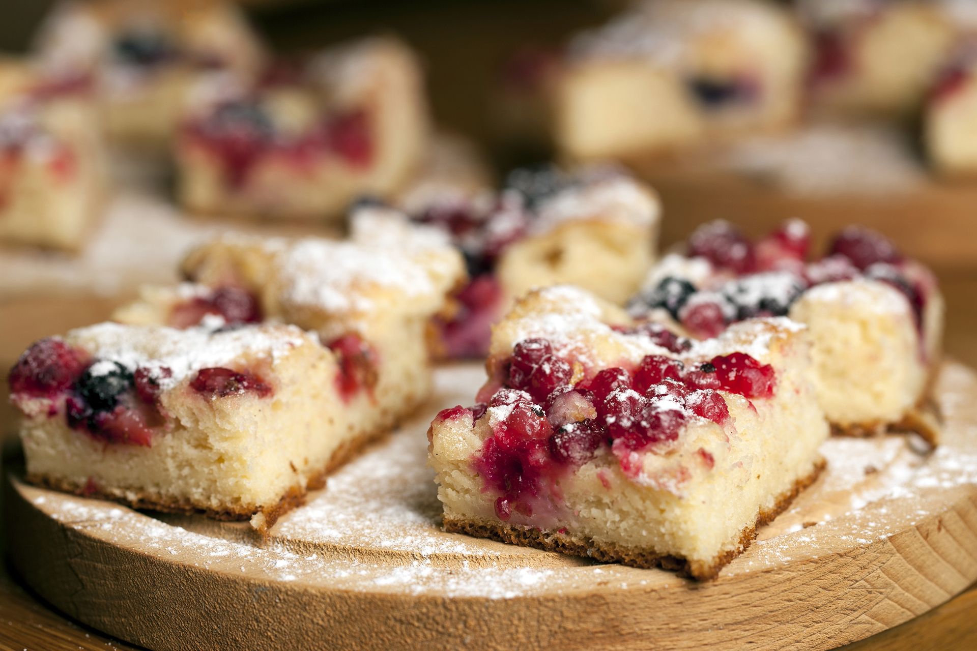 Stück Kuchen und Torten mit Obst und Puderzucker